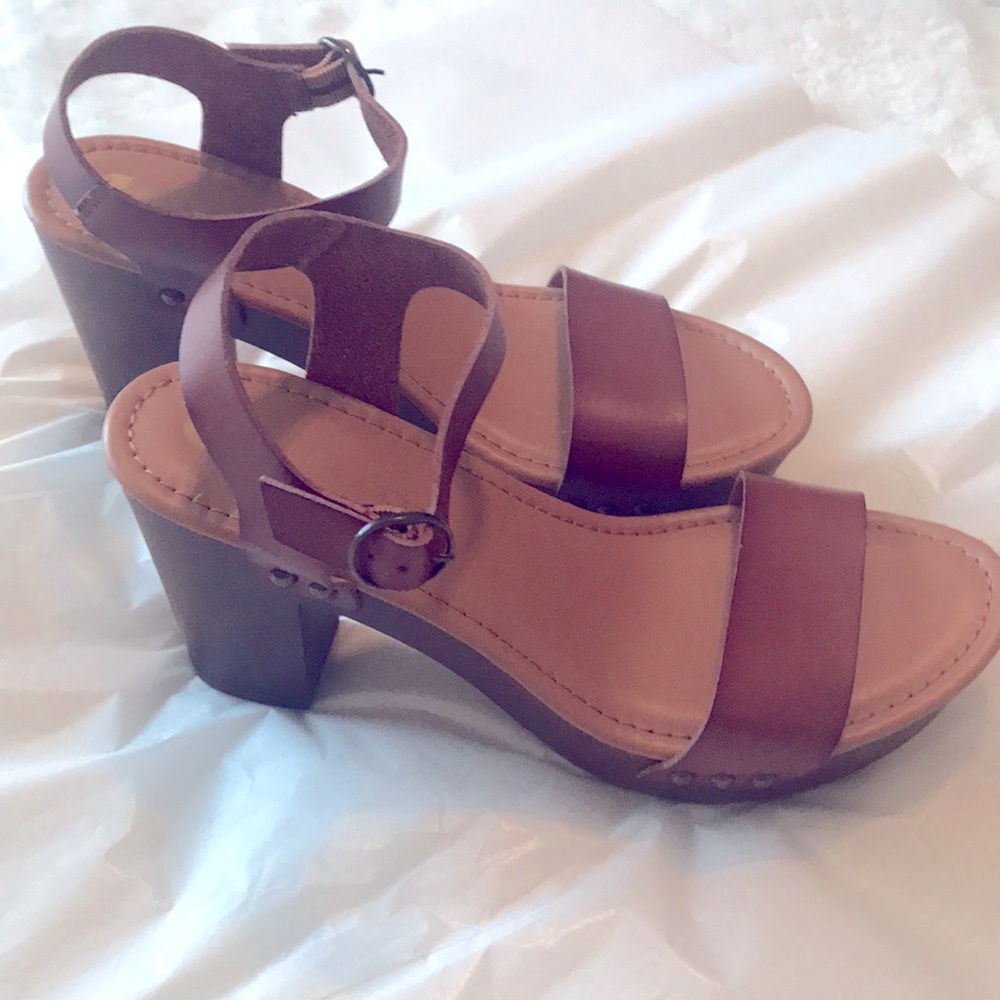 Big Buddha woman’s faux leather heels BNWT